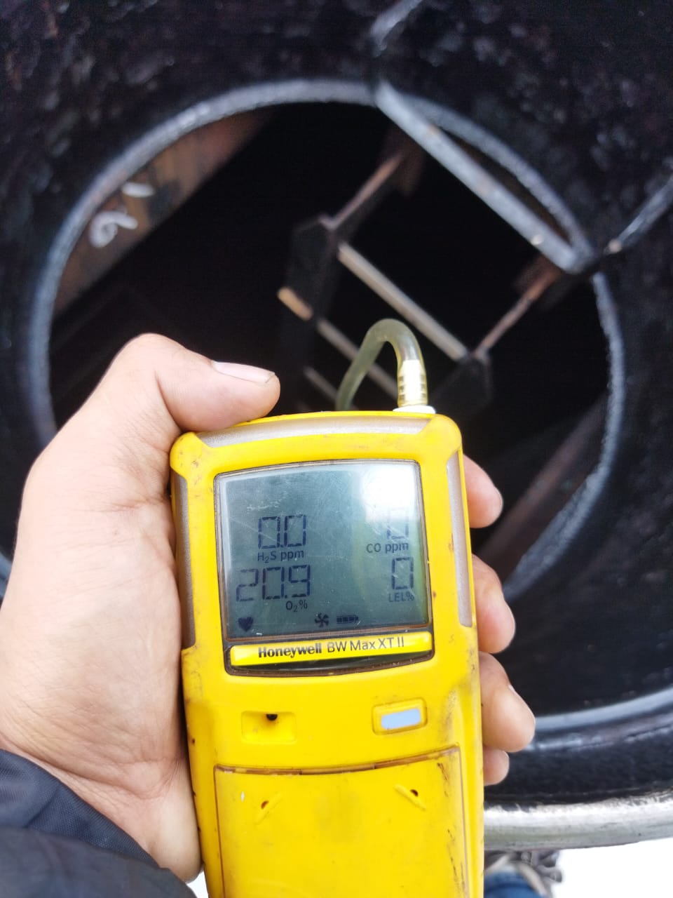 Surveyor inspect  free gass Photo