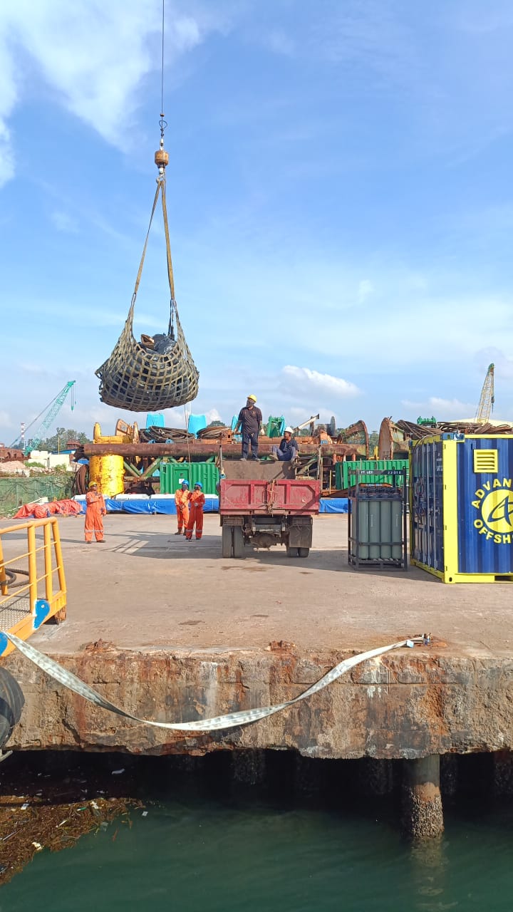 Loading garbage - awb King fisher Photo